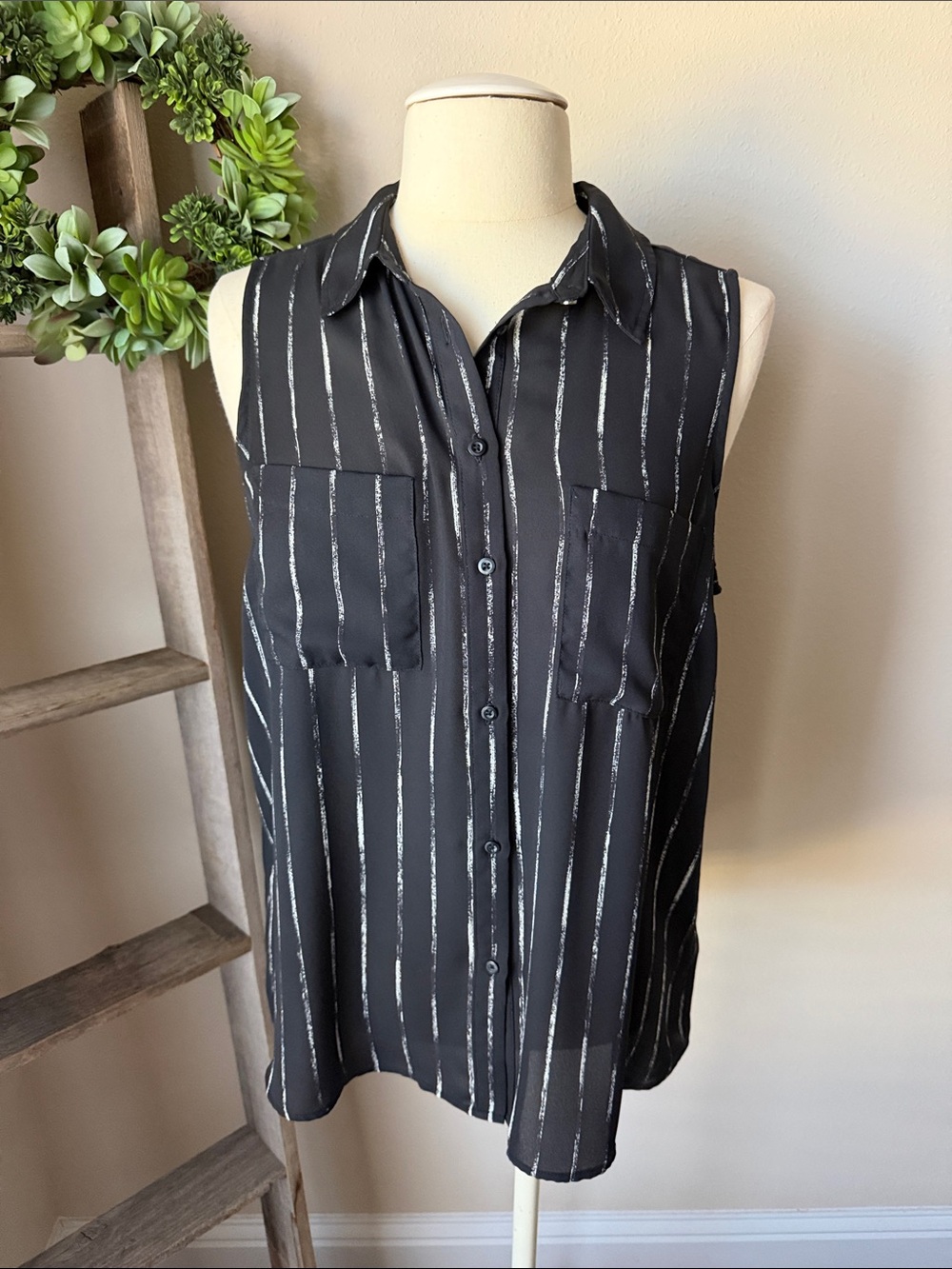 Apt 9 sleeveless button up blouse